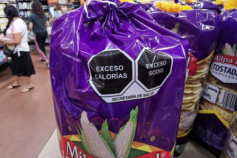 La NOM 051, producto de una reforma a la Ley General de Salud del año pasado, consiste en etiquetas en forma de octágonos negros que alertan sobre 'exceso de calorías' u otras sustancias como azúcares, sodio y grasas, y la presencia de edulcorantes.
(ARCHIVO)