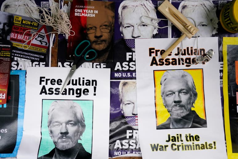 La jueza británica Vanessa Baraitser dictaminará el 4 de enero de 2021 si autoriza la extradición de Julian Assange a Estados Unidos, que lo reclama por 18 delitos de espionaje e intrusión informática castigados con hasta 175 años de cárcel en ese país. (ARCHIVO)