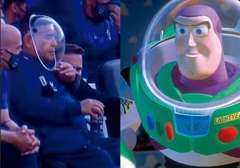 Para protegerse del COVID-19, la leyenda de futbol argentina se mostró al recinto con una careta que cubre gran parte de su cabeza, similar al de un casco, al igual que su hijo de siete años de edad. (Especial)