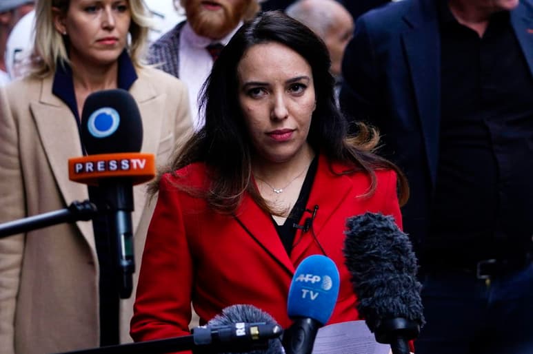 La pareja de Julian Assange y madre de dos de sus hijos, Stella Moris, afirmó hoy que el activista está luchando por su 'vida', por la 'libertad de prensa' y por la 'verdad' en el proceso judicial que debe decidir si es extraditado a Estados Unidos. (EFE)