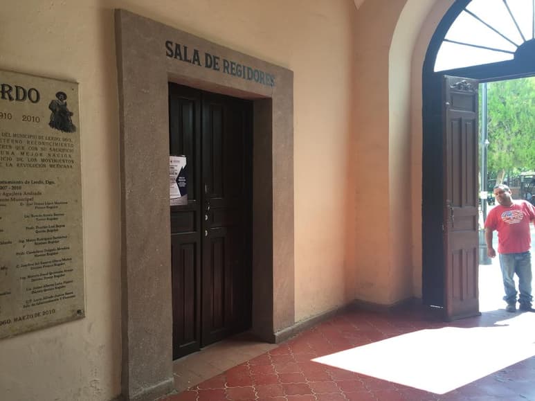 La propuesta del regidor presidente de la Comisión de Seguridad es de reducir el sueldo desde el presidente municipal Homero Martínez, regidores y si es posible de los directores, propuesta a la que el alcalde dijo estar listo.
(ARCHIVO)