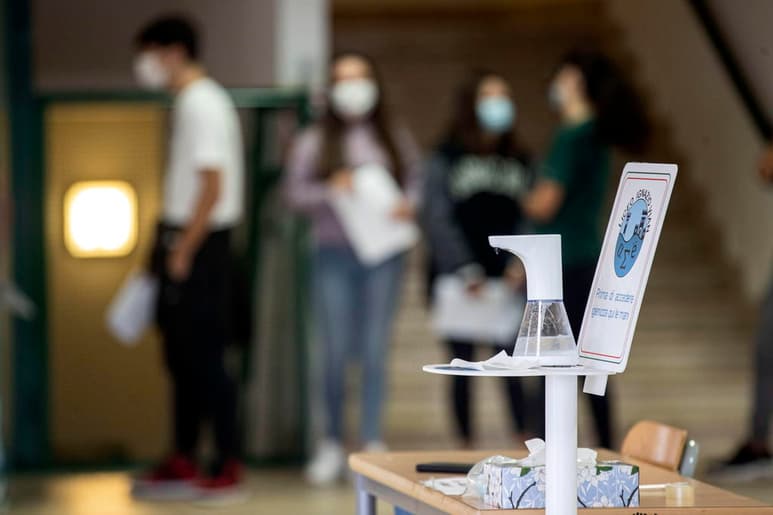 Italia registró 2,548 casos de coronavirus el jueves, el total diario más alto en cinco meses. (ARCHIVO) 