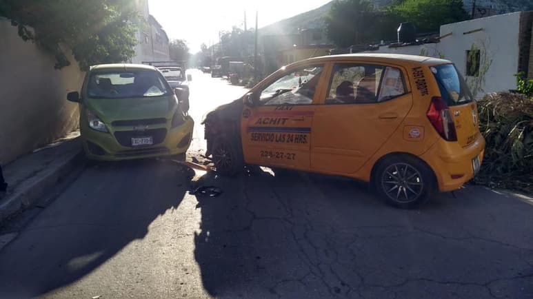 Los involucrados en el choque se identificaron como Manuel, de 41 años de edad, conductor de un Dodge i10 color amarillo modelo 2014 empleado como taxi, en el que viajaba como pasajera la menor de edad, mientras que la afectada se identificó como Elisa de 24 años de edad conductora de un vehículo de la marca Chevrolet línea Spark color verde modelo 2017.
(EL SIGLO DE TORREÓN)
