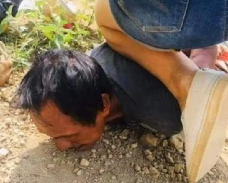 La chica identificada como Esmeralda 'N' habría descubierto al individuo abusando sexualmente de un menor de edad en la maleza de la comunidad y rápidamente se dirigió para someterlo. (Especial)