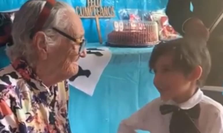 Como parte del cumpleaños número 99 de la mujer, el menor interpretó la canción 'Recuérdame' (CAPTURA)