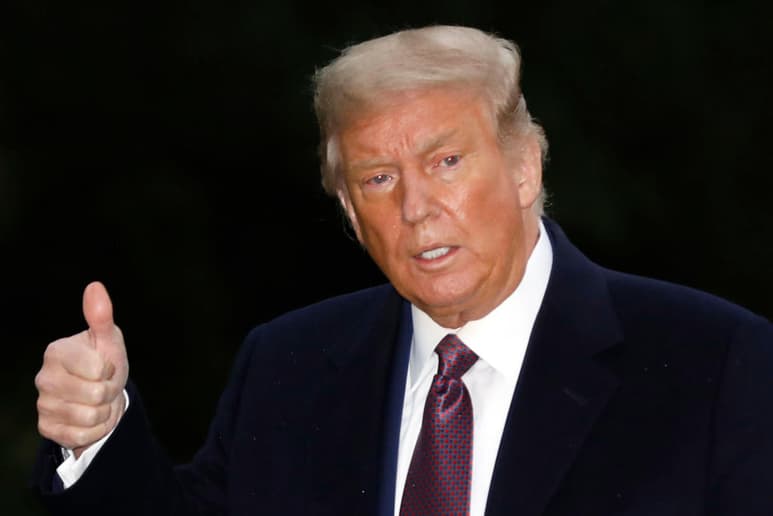 “Esta noche, @FLOTUS y yo dimos positivo por COVID-19. Comenzaremos nuestro proceso de cuarentena y recuperación de inmediato. ¡Lo superaremos JUNTOS!”, escribió el mandatario en Twitter. (ARCHIVO)