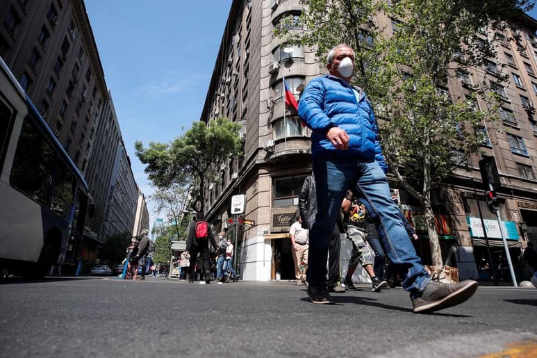 El Ministerio de Salud de Chile reportó este viernes 1,839 casos nuevos de la COVID-19 y 45 fallecidos a causa de esta enfermedad, al tiempo que estudia si el virus mutó en el sur del país, la zona más afectada por la pandemia en la actualidad. (ARCHIVO)