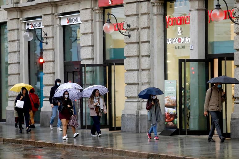 Italia registró 2,499 casos de coronavirus en las últimas 24 horas, una cifra elevada por segundo día consecutivo en comparación con estos meses, aunque el número de pruebas realizadas sigue al alza, informó hoy el Ministerio de Sanidad. (ARCHIVO)