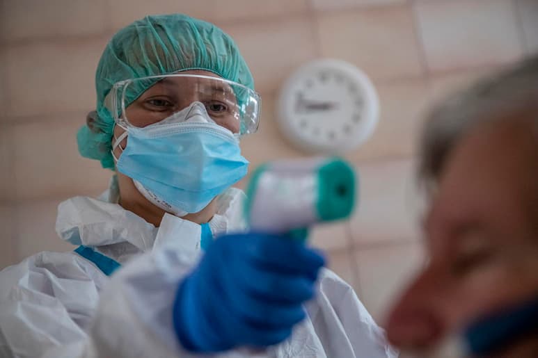 Los casos globales de COVID-19 han superado hoy a 34 millones, mientras que las víctimas mortales han llegado a 1,016 millones. (EFE)