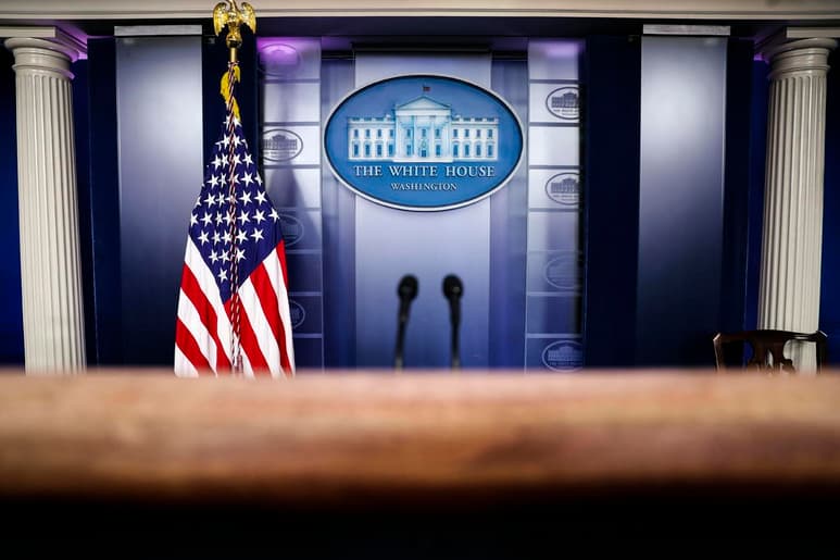El anuncio la madrugada del viernes de que el presidente de Estados Unidos, Donald Trump, dio positivo en la prueba de coronavirus abrió la incógnita de qué pasaría si su estado empeora y queda incapacitado para gobernar, un supuesto al que la Constitución de EUA responde en la Enmienda 25. (EFE)