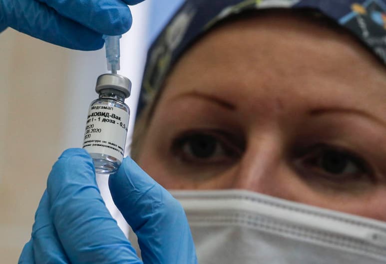 Venezuela recibió este viernes un primer lote con 2,000 dosis de la vacuna rusa contra el nuevo coronavirus, la Sputnik V, que servirá para que el país caribeño participe de la fase 3 del desarrollo del fármaco. (ARCHIVO)