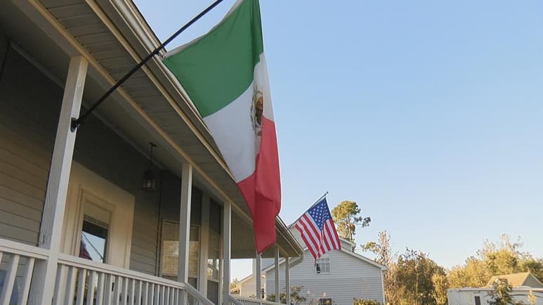 Una familia de Carolina del Norte recibió una carta en la que se le amenazaba con “sentir mi furia” si no retiraba una bandera mexicana del frente de su casa, pero los vecinos los apoyaron y desplegaron sus propias banderas mexicanas en señal de solidaridad. (ARCHIVO)