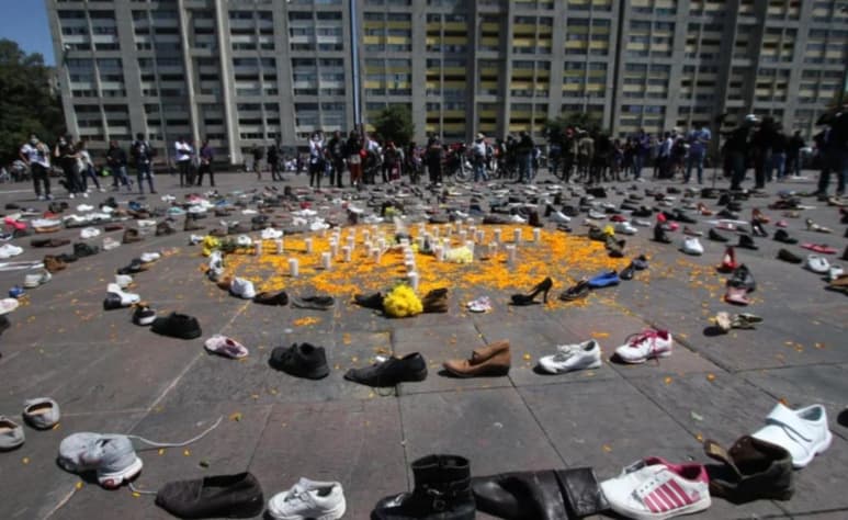 A la entrada de la plaza, trabajadores del gobierno local proporcionan gel antibacterial a las personas, y los elementos de la policía capitalina, los cuales se pueden observar desde la salida del Metro Tlatelolco.
(EL UNIVERSAL)