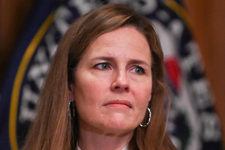 La nominada a la Corte Suprema de Estados Unidos Amy Coney Barrett y su esposo tuvieron COVID-19 este año y se recuperaron, de acuerdo con dos funcionarios del gobierno. (EFE)