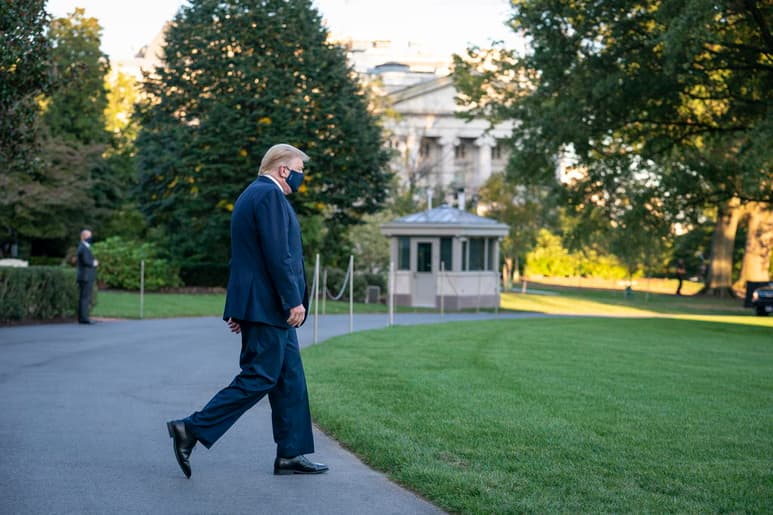 Donald Trump, salió caminando este viernes de la Casa Blanca para tomar el helicóptero que le traslada a un hospital militar, en su primera aparición pública tras confirmarse la pasada madrugada su positivo por coronavirus. (EFE)