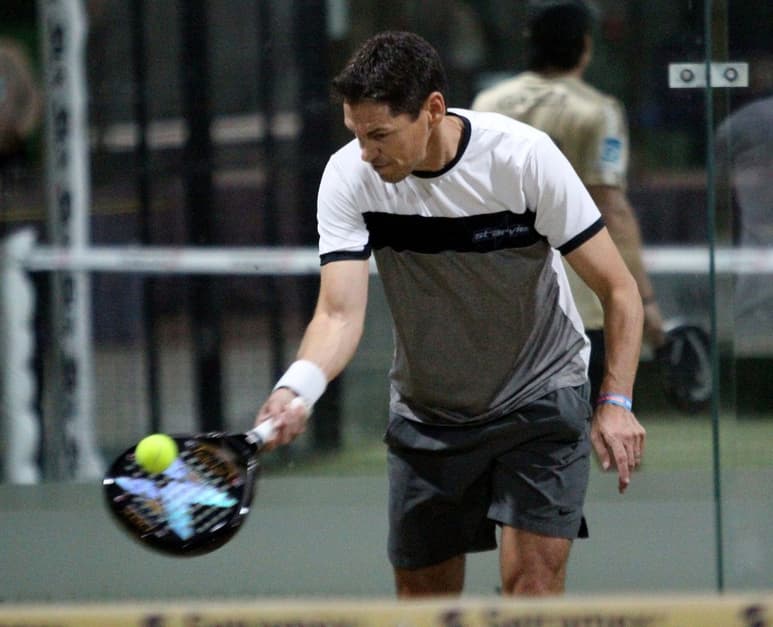 El Guille Franco juega junto a su hijo el torneo anual en las canchas de La Rosita. (CORTESÍA)
