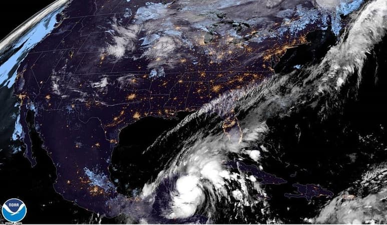El Centro Nacional de Huracanes (NHC, en inglés) de EUA indicó en su último boletín, emitido a las 8:00 hora local (12:00 GMT), que el fenómeno meteorológico se encontraba a unos 65 kilómetros (40 millas) al sursureste de Tulum (México) y se dirige hacia el noroeste a 15 kilómetros por hora, aunque se frenará ligeramente en las próximas horas.
(EFE)