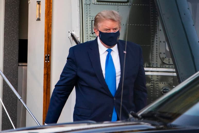 Trump tuvo fiebre ayer, pero hoy ha mostrado mejoría en sus síntomas y ya no tiene una temperatura anormal ni dificultades respiratorias. (ARCHIVO)