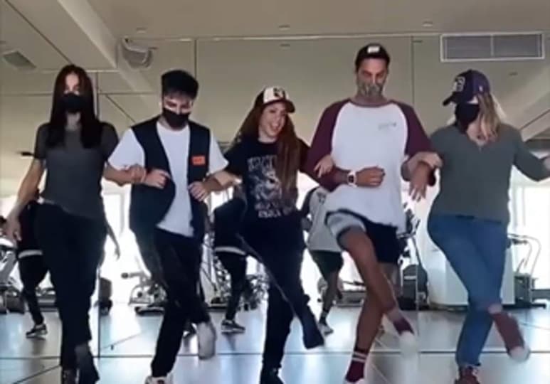 Los seguidores de Shakira están muy enojados con la cantante, la colombiana compartió un divertido video, pero tal vez nunca pensó que causaría tanta molestia entre los cibernautas. (ESPECIAL)