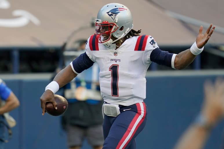 Cam Newton, mariscal de campo de los Patriotas de Nueva Inglaterra, dio positivo por COVID-19. (AP)