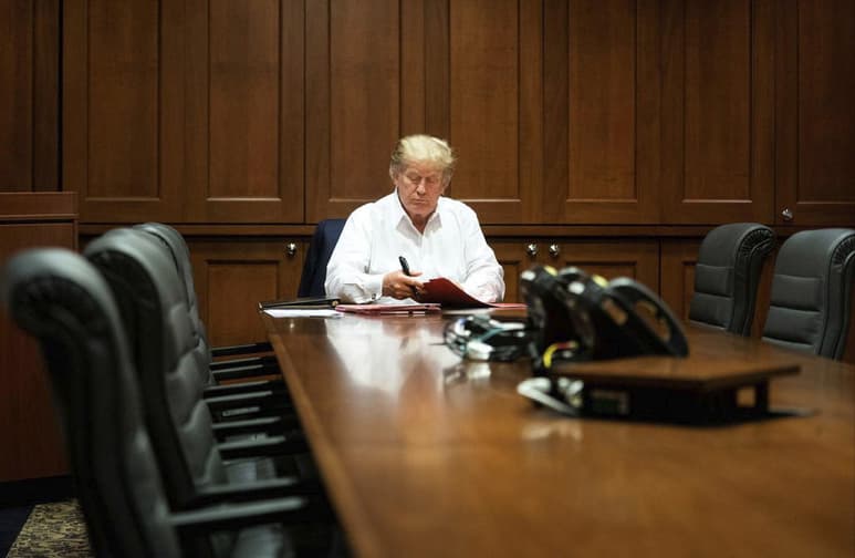 El presidente estadounidense, Donald Trump, puede recibir el alta de su convalecencia por COVID-19 este lunes, si sus síntomas siguen mejorando y se mantiene activo, con una saturación de oxígeno en sangre adecuada y sin fiebre, indicó Brian Garibaldi, uno de los miembros del equipo médico del hospital militar en el que se encuentra. (EFE)