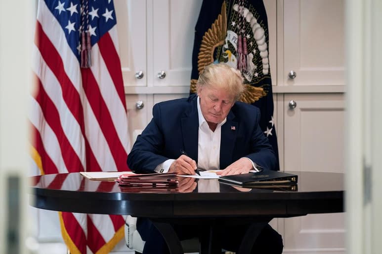 La transferencia de poder al vicepresidente estadounidense, Mike Pence, por la convalecencia por COVID-19 del mandatario Donald Trump (foto) 'no está sobre la mesa', aseguró este domingo a CBS News el asesor de Seguridad Nacional, Robert O'Brien. (EFE)