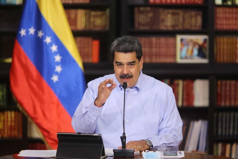 “Mi hijo Nicolás Ernesto Maduro Guerra me anunció su decisión de vacunarse con la vacuna rusa, de incorporarse a la prueba, la tercera y última de los ensayos clínicos de la Sputnik V, dijo Maduro en un acto de gobierno televisado. 'Me parece muy bien'. (Especial) 