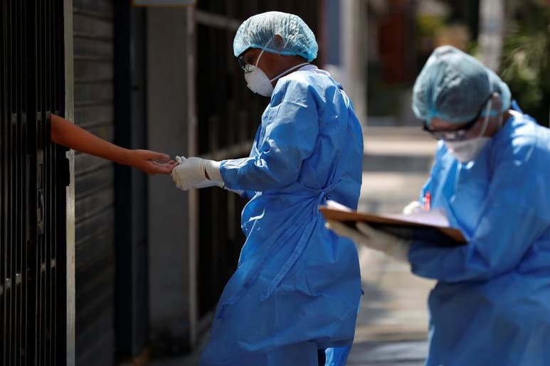 En la última jornada se reportaron más de 304 mil casos de COVID-19 en todo el mundo y casi 5 mil muertes. (EFE)