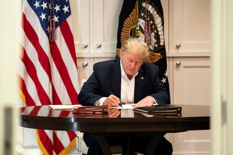 Trump tiene 74 años y es clínicamente obeso, lo que lo pone en mayor riesgo de complicaciones graves.
(ARCHIVO)