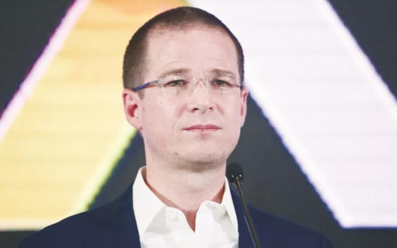 A través de un mensaje en redes sociales, este día muy temprano, Anaya Cortés señaló que el mandatario nunca ha sido un demócrata y por ello interviene sin ningún pudor en el poder judicial e inventa una consulta popular que va a costar más que el avión presidencial.
(ARCHIVO)