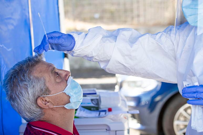 Italia ha sumado 2,257 nuevos contagios con coronavirus desde el domingo, una cifra alejada de los casi 3,000 casos de los últimos días, pero también se han realizado menos pruebas. (ARHCIVO)