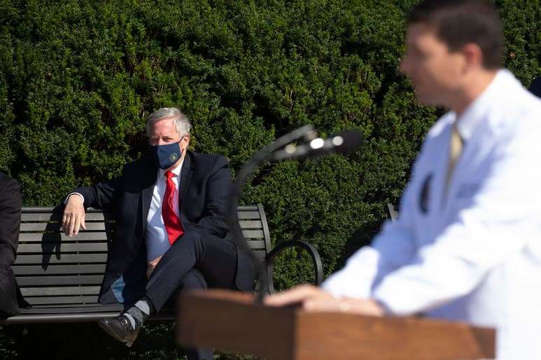 Meadows aseguró que habló con Trump esta mañana y que ha continuado 'mejorando de la noche a la mañana', y que hoy los médicos y enfermeras iban a someterlo a 'más evaluaciones de su progreso'. (ARCHIVO)