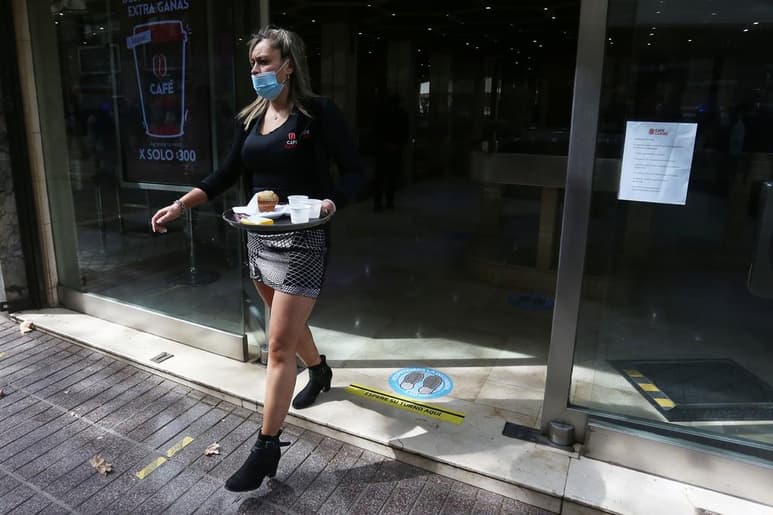Chile registró 1,567 nuevos contagios y 58 personas fallecidas por COVID-19 en las últimas 24 horas, elevando este lunes la cifra total de infectados a 471,746 desde el inicio de la pandemia y a 13,037 el número de decesos. (ARCHIVO) 