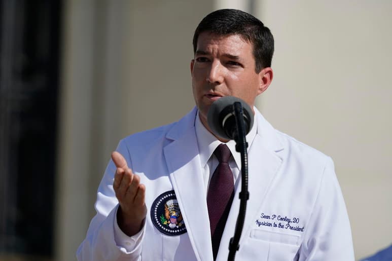 En una rueda de prensa poco después de que Trump anunciara que volverá a la Casa Blanca este lunes a las 6:30 pm, hora local, (22:30 GMT), Conley defendió la decisión de darle el alta hospitalaria al presidente después de solo tres días ingresado, en los que ha experimentado al menos dos bajadas de oxígeno.
(ARCHIVO)