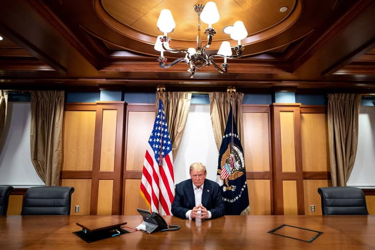 El presidente de Estados Unidos, Donald Trump, anunció que saldrá este lunes por la tarde del hospital militar Walter Reed, en Bethesda (Maryland), pese a que su médico personal, Sean Conley, reconoció que 'no está fuera de peligro' de la COVID-19. (EFE)