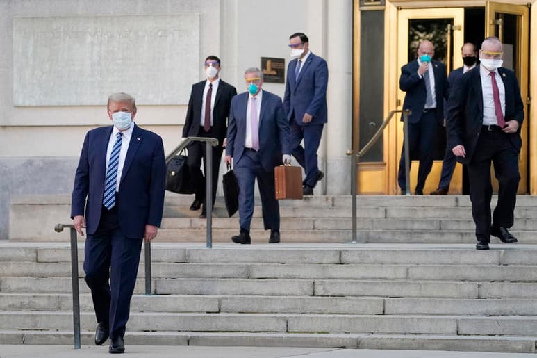 El presidente republicano Donald Trump abandonó el hospital militar Walter Reed, pese a que su médico personal, Sean Conley, reconoció que 'no está fuera de peligro' de la COVID-19. (AP)