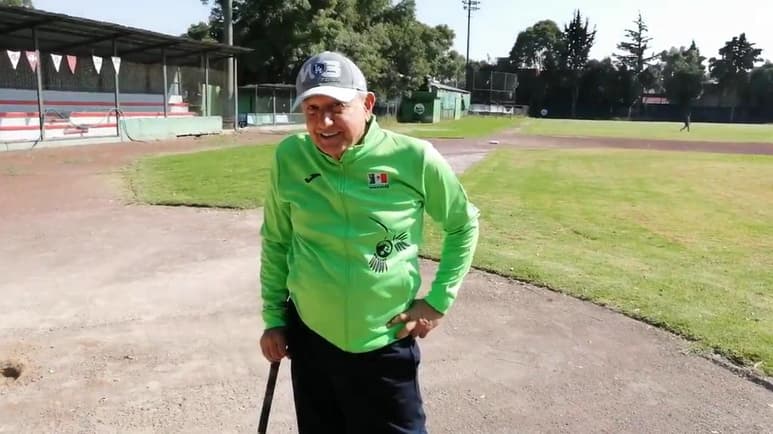 El Presidente Andrés Manuel López Obrador volvió a presumir su práctica de beisbol y dio a sus favoritos para disputar la Serie Mundial de las Grandes Ligas. (ESPECIAL)