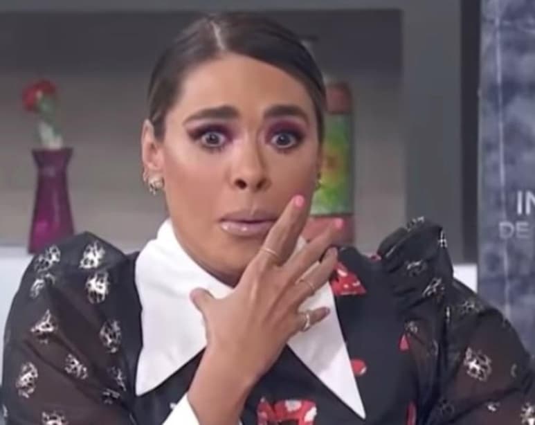 Entre risa de sus compañeros (Legarreta y Araiza), Montijo reveló que suele tragarse cosas como el apuntador, pero siguiendo con el tema aseguró que tras comerse la muela salió corriendo al baño para tratar de vomitar y recuperarla. (Especial)