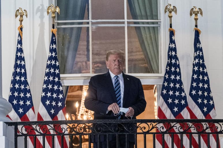 El presidente de Estados Unidos, Donald Trump, insinuó este lunes tras dejar el hospital que ya es inmune al coronavirus y animó a la gente a salir y no temerle a la COVID-19 al escenificar un regreso triunfal a la Casa Blanca. (EFE)