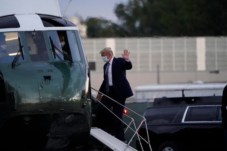  La tarde de este lunes, el presidente de los Estados Unidos, Donald Trump, abandonó el hospital militar en el que era tratado por su contagio de COVID-19 y llegó a la Casa Blanca, donde se quitó el cubrebocas para saludar a los medios. Luego lo guardó en su saco. (EFE)
