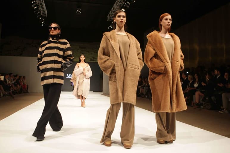 Creaciones de la firma italiana Max Mara, que presentan una muestra de sus diseños elaborados en fibra de alpaca. (EFE)