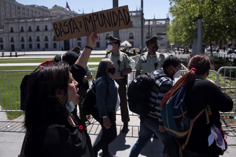 Las mujeres encabezaron una manifestación frente al Palacio de la Moneda. (EFE)