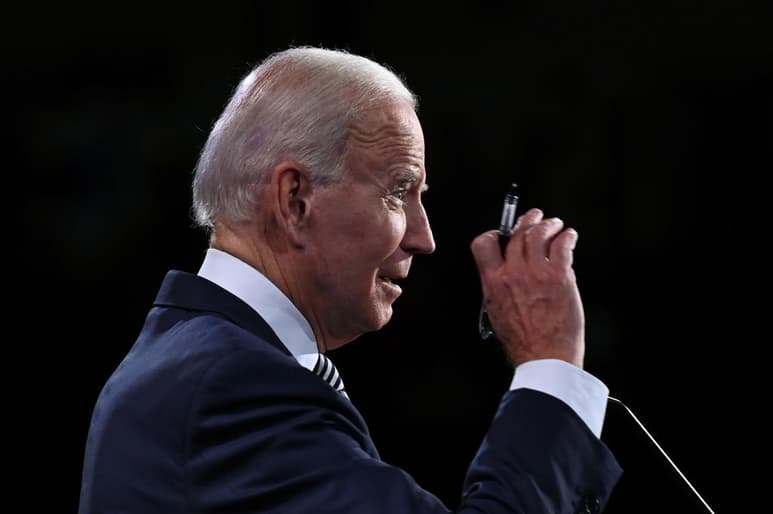 Los datos de la encuesta de CNN apuntan a que Biden ha duplicado su ventaja sobre Trump desde finales de agosto, ya que entonces tenía una ventaja de 8 puntos, con una intención de voto del 51 %, frente al 43 % del presidente.
(ARCHIVO)