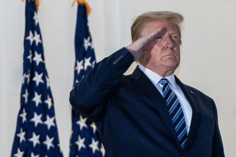 Las redes sociales Facebook y Twitter censuraron este martes un mensaje compartido por el presidente de EUA, Donald Trump, en el que comparaba la pandemia de COVID-19 con la gripe y aseguraba que la primera es 'mucho menos letal' en la mayoría de las poblaciones. (ARCHIVO)