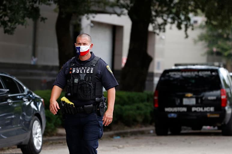 Un policía blanco fue acusado de homicidio por abrir fuego contra un hombre negro luego de un disturbio reportado en una tienda en una pequeña ciudad del este de Texas durante el fin de semana. (ARCHIVO)