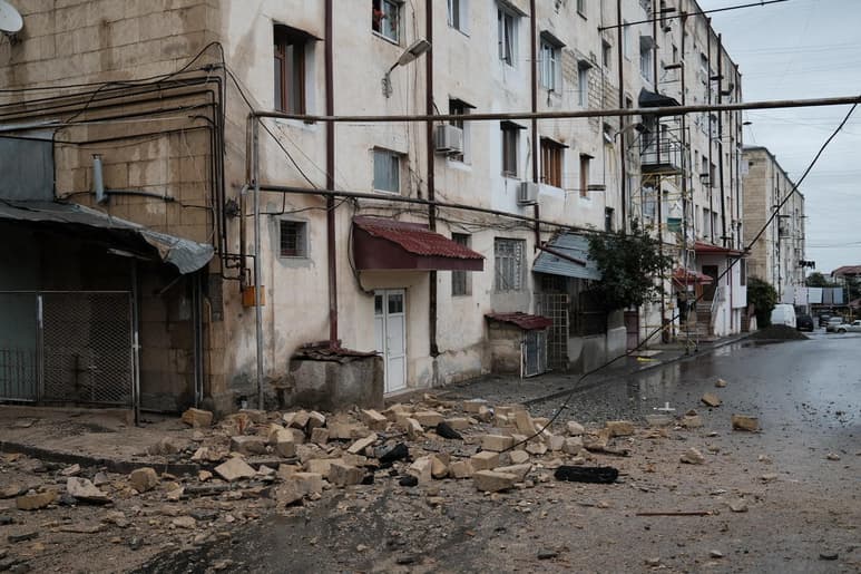 El enclave separatista de Nagorno Karabaj es escenario de un 'desastre humanitario' debido a los indiscriminados bombardeos azerbaiyanos contra la población civil, la participación de terroristas en los combates y el uso de armamento prohibido como bombas de racimo, denunció hoy a Efe Artak Beglarián, Defensor del Pueblo karabají. (EFE)