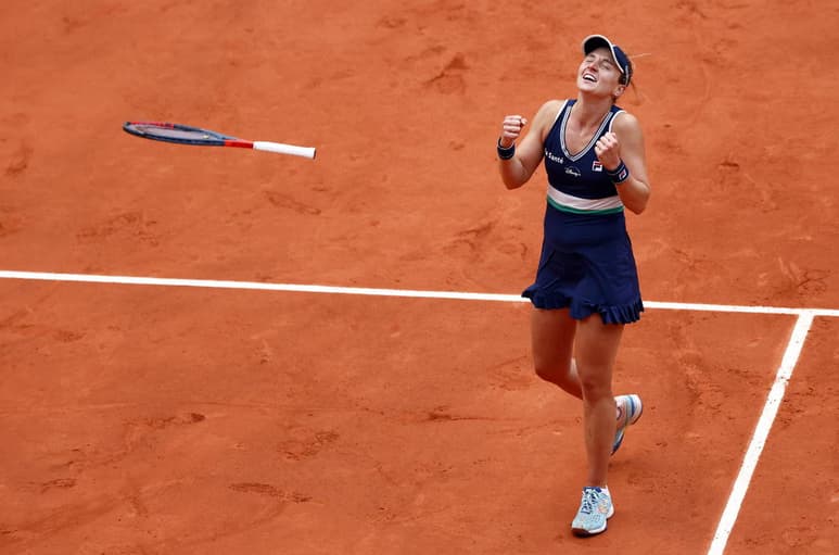 Nadia Podoroska celebra tras derrotar ayer 6-2, 6-4 a Elina Svitolina; se convirtió en la primera jugadora en llegar a semifinales de Roland Garros luego de jugar la fase previa. (EFE)