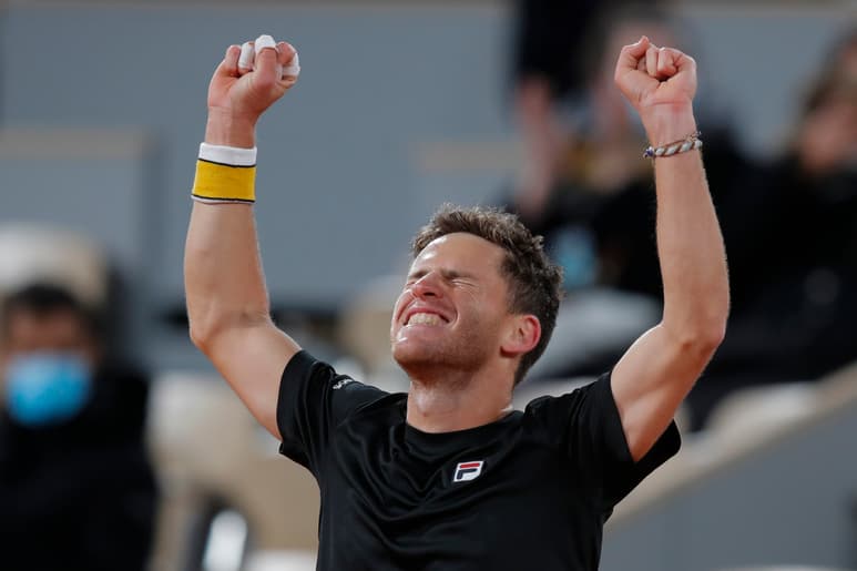 Diego Schwartzman vino de atrás para derrotar 7-6, 5-7, 6-7, 7-6, 6-2 a Dominic Thiem para meterse a 'semis'.(AP)