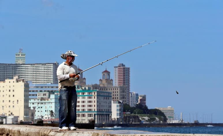 Cuba reportó este miércoles 15 nuevos positivos de COVID-19 y solo uno de ellos pertenece a La Habana, cifras que reflejan un descenso de los contagios y una tendencia al control de la enfermedad en la segunda ola que afecta al país caribeño. (ARCHIVO)