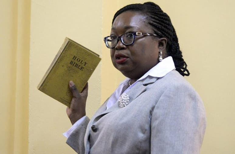 Las detenciones relacionadas con las controvertidas elecciones de Guyana, cuyo anuncio de resultado se prolongó durante meses, continuaron este miércoles con el arresto de la subdirectora de Elecciones del país suramericano, Roxanne Myers (foto). (ESPECIAL)